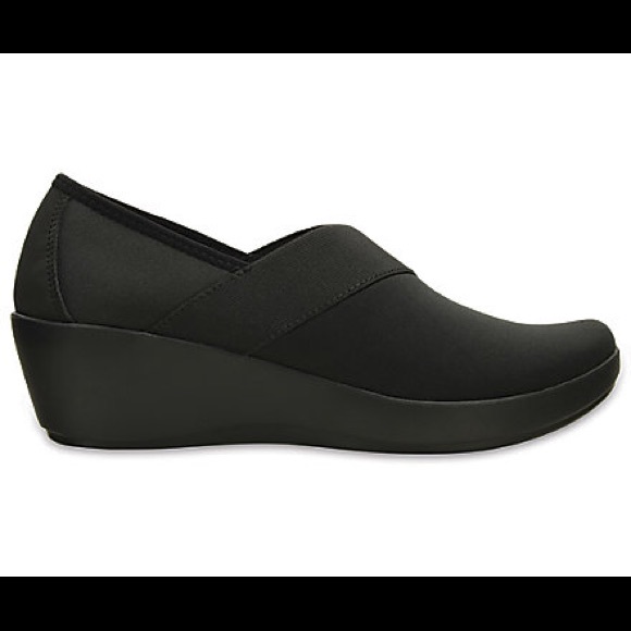 crocs women's busy day stretch asymmetrical wedge